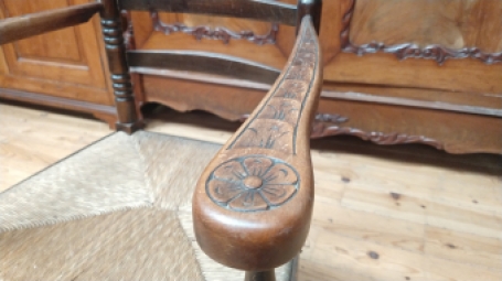 Oud Hollandse knopstoel met armleuning | Bloem decoratie